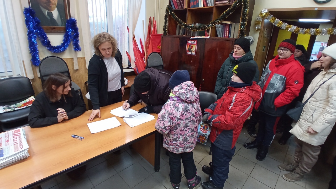 Коммунисты Подольска поздравили детей с наступающим Новым годом
