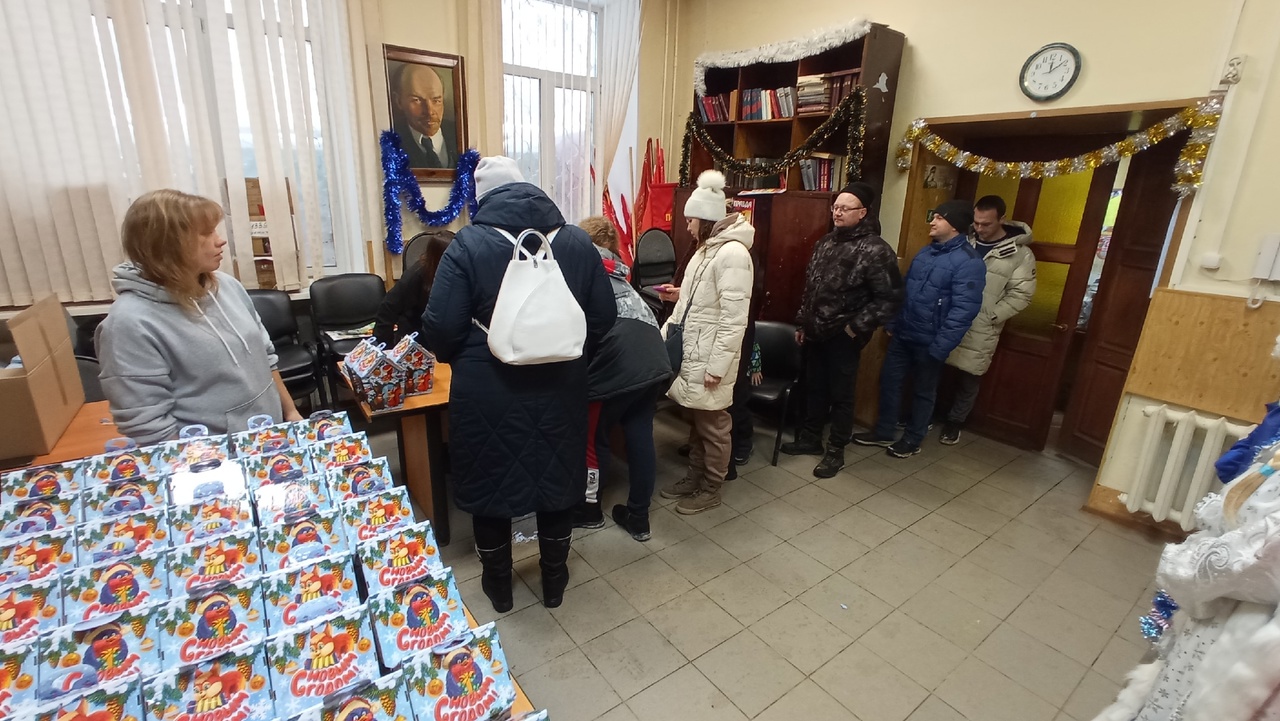 Коммунисты Подольска поздравили детей с наступающим Новым годом
