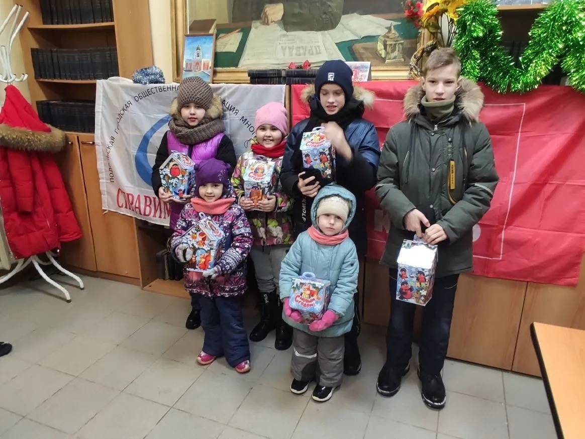 Коммунисты Подольска поздравили детей с наступающим Новым годом