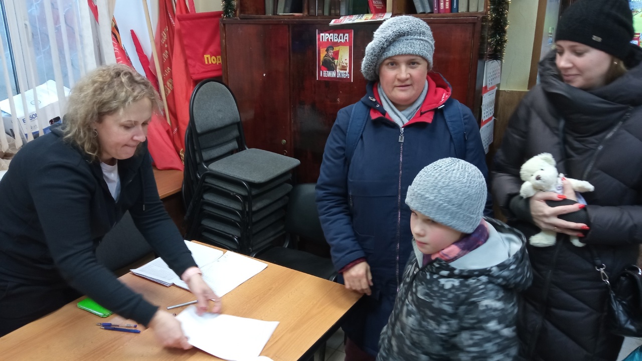 Коммунисты Подольска поздравили детей с наступающим Новым годом