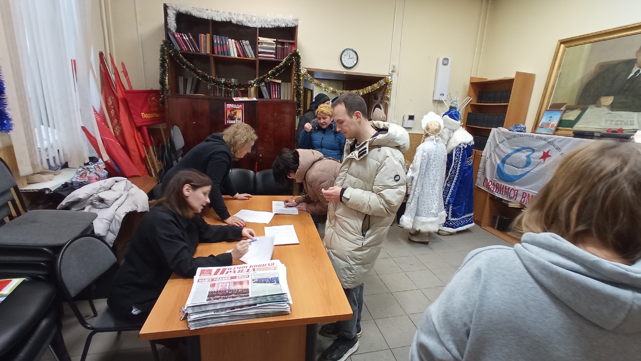 Коммунисты Подольска поздравили детей с наступающим Новым годом