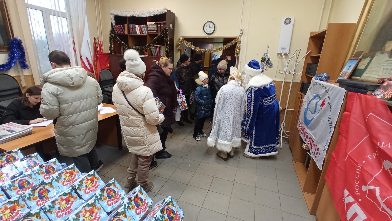 Коммунисты Подольска поздравили детей с наступающим Новым годом