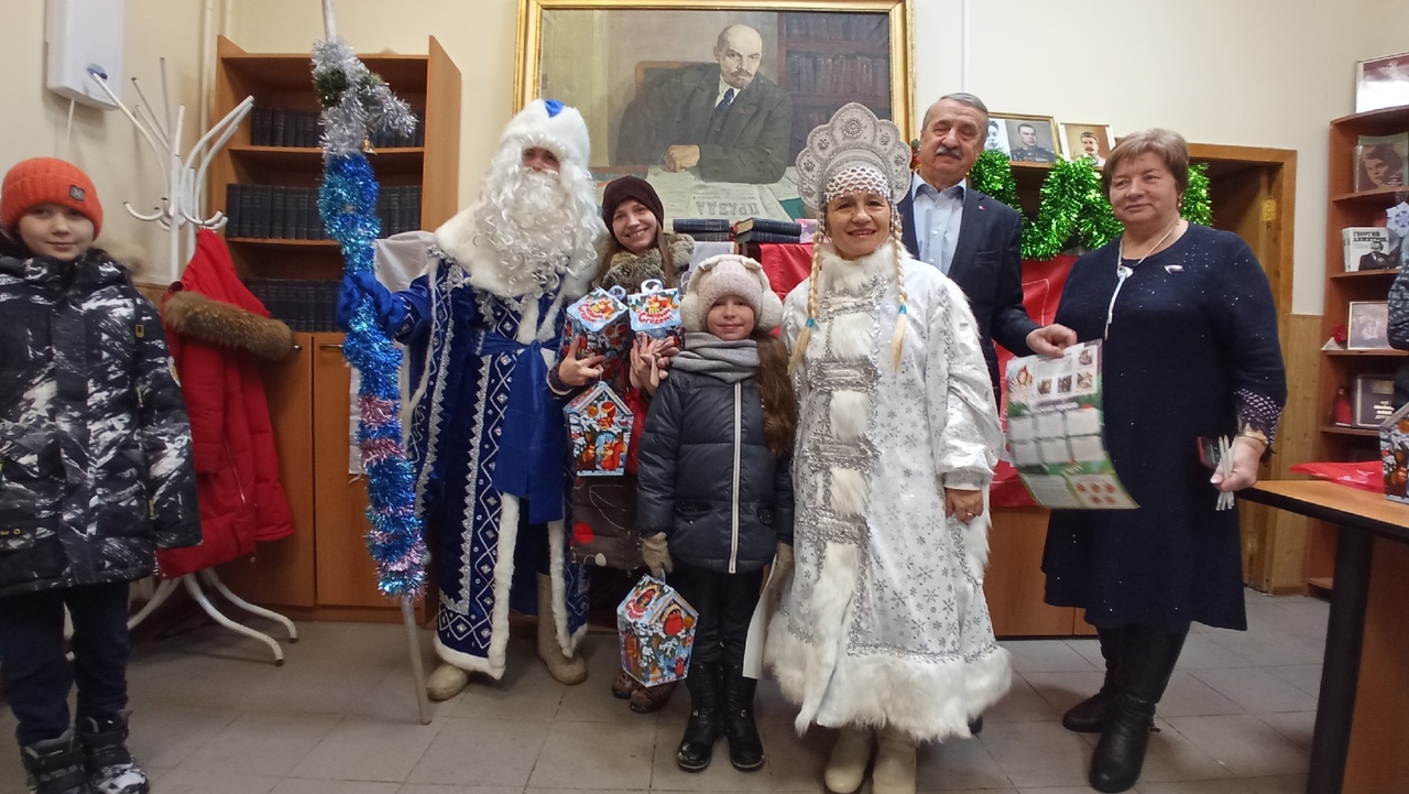 Коммунисты Подольска поздравили детей с наступающим Новым годом