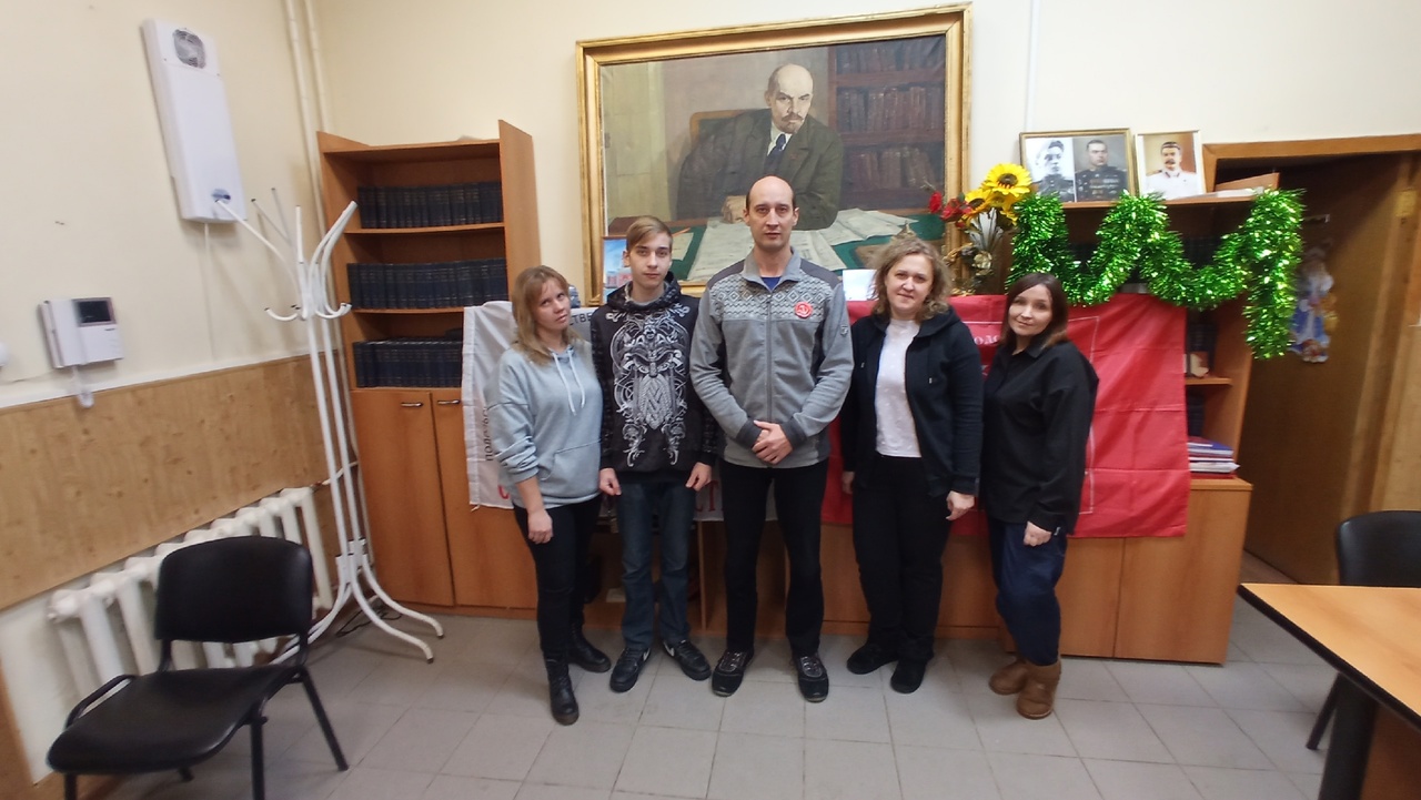 Коммунисты Подольска поздравили детей с наступающим Новым годом