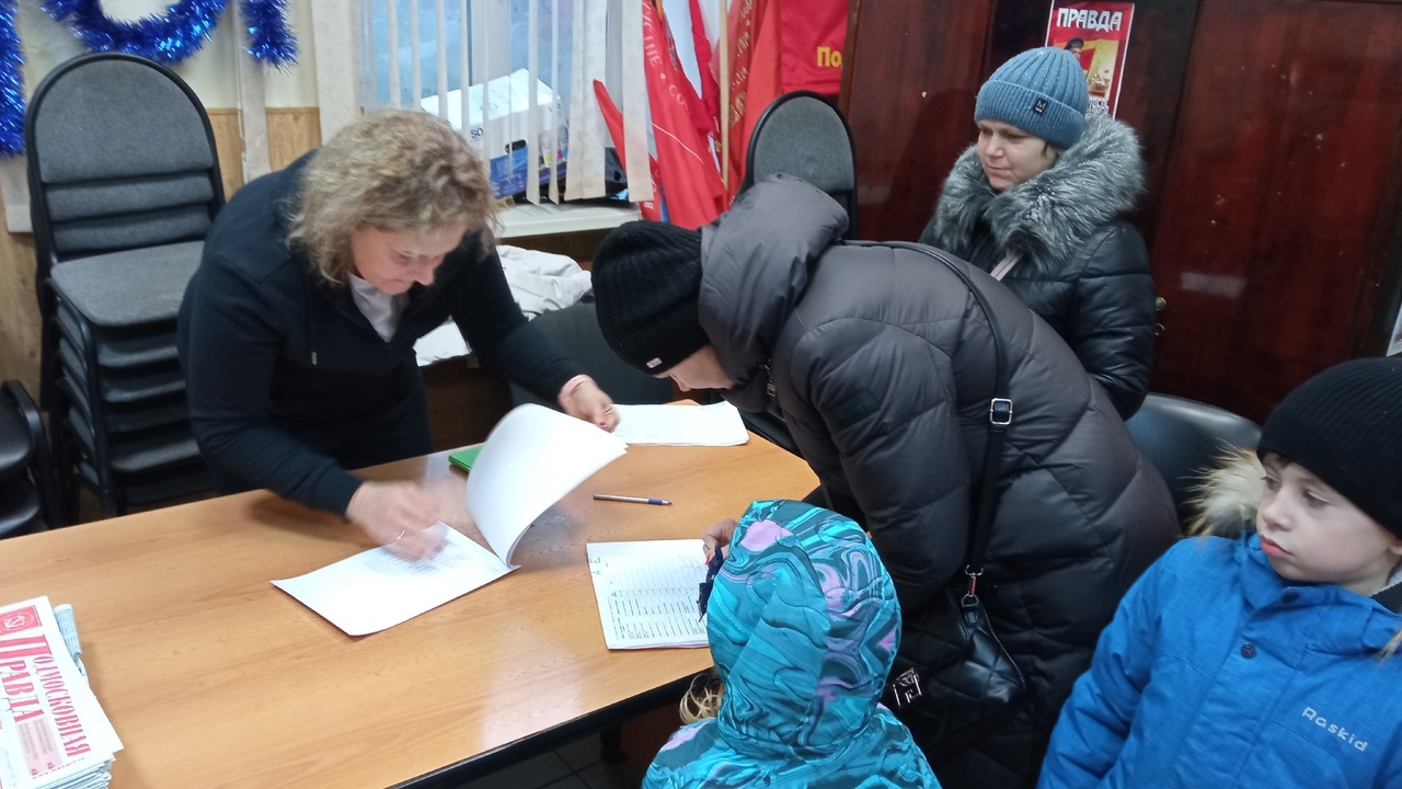 Коммунисты Подольска поздравили детей с наступающим Новым годом