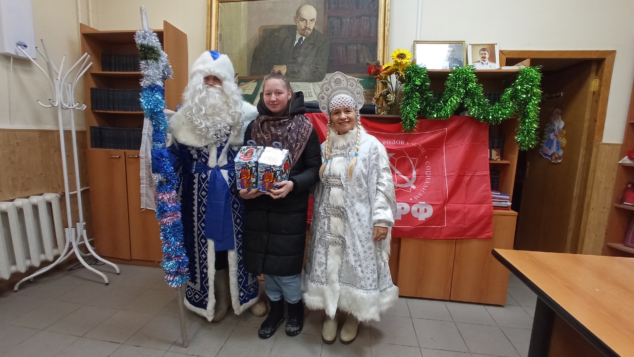Коммунисты Подольска поздравили детей с наступающим Новым годом