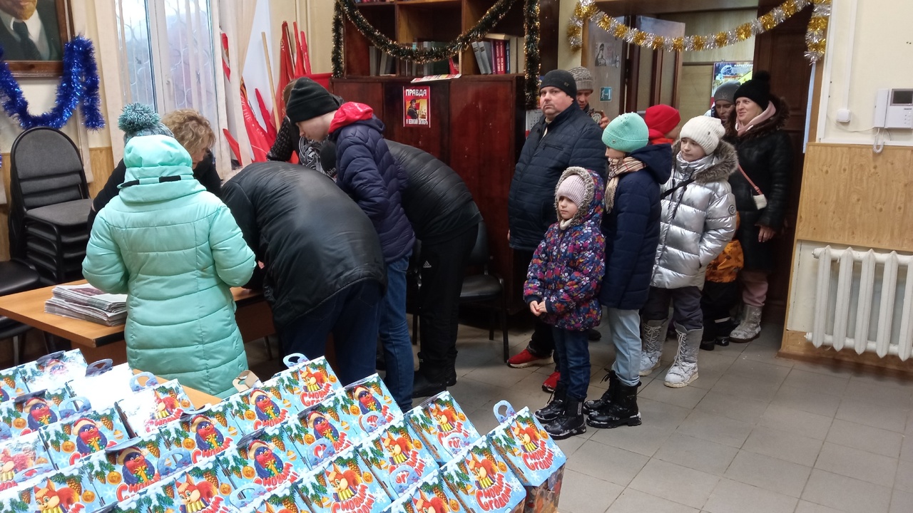 Коммунисты Подольска поздравили детей с наступающим Новым годом