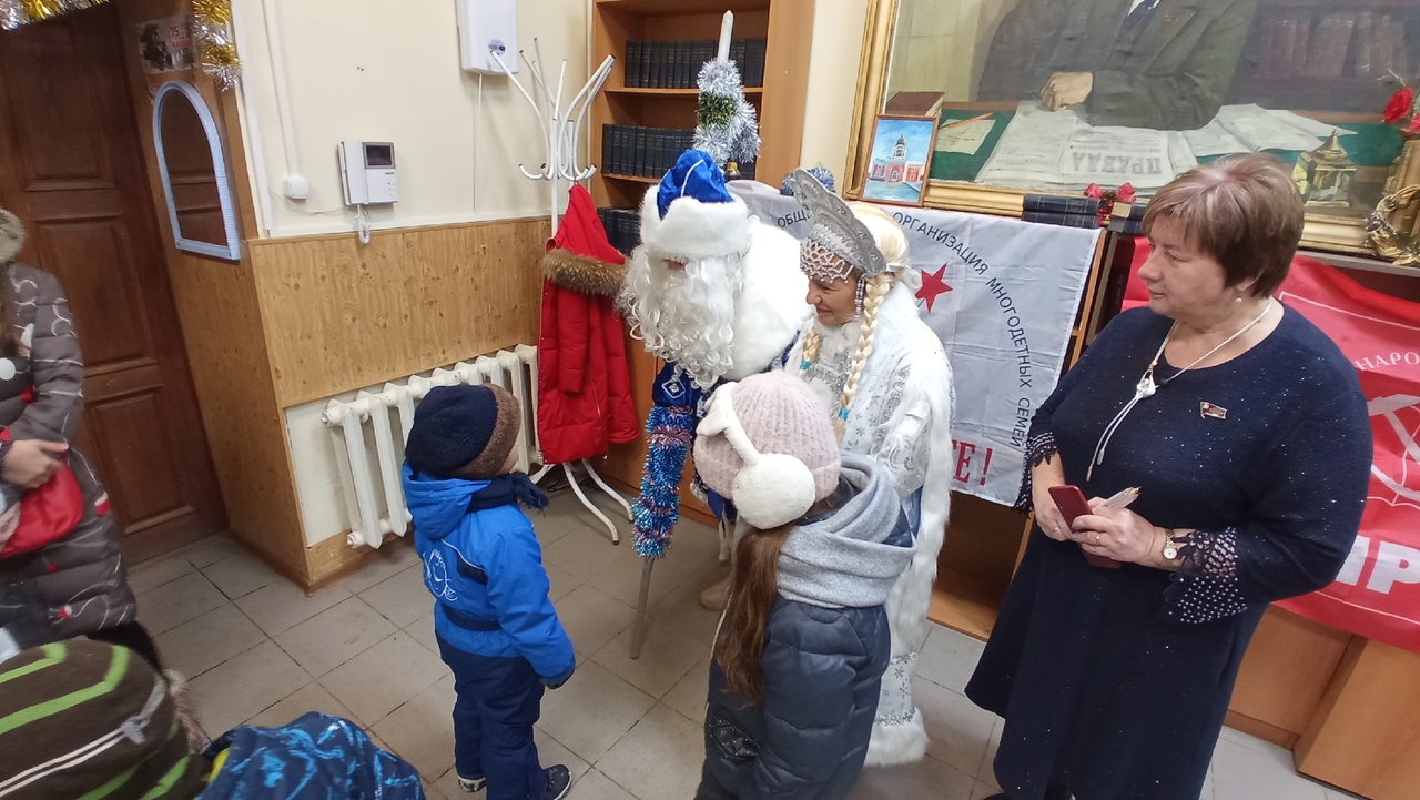 Коммунисты Подольска поздравили детей с наступающим Новым годом