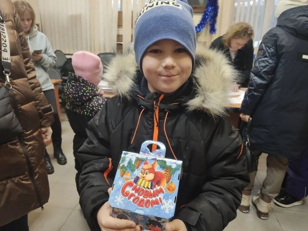 Коммунисты Подольска поздравили детей с наступающим Новым годом