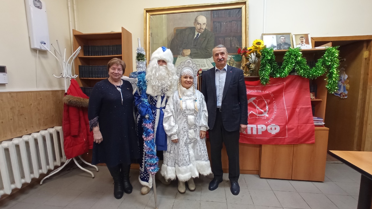 Коммунисты Подольска поздравили детей с наступающим Новым годом