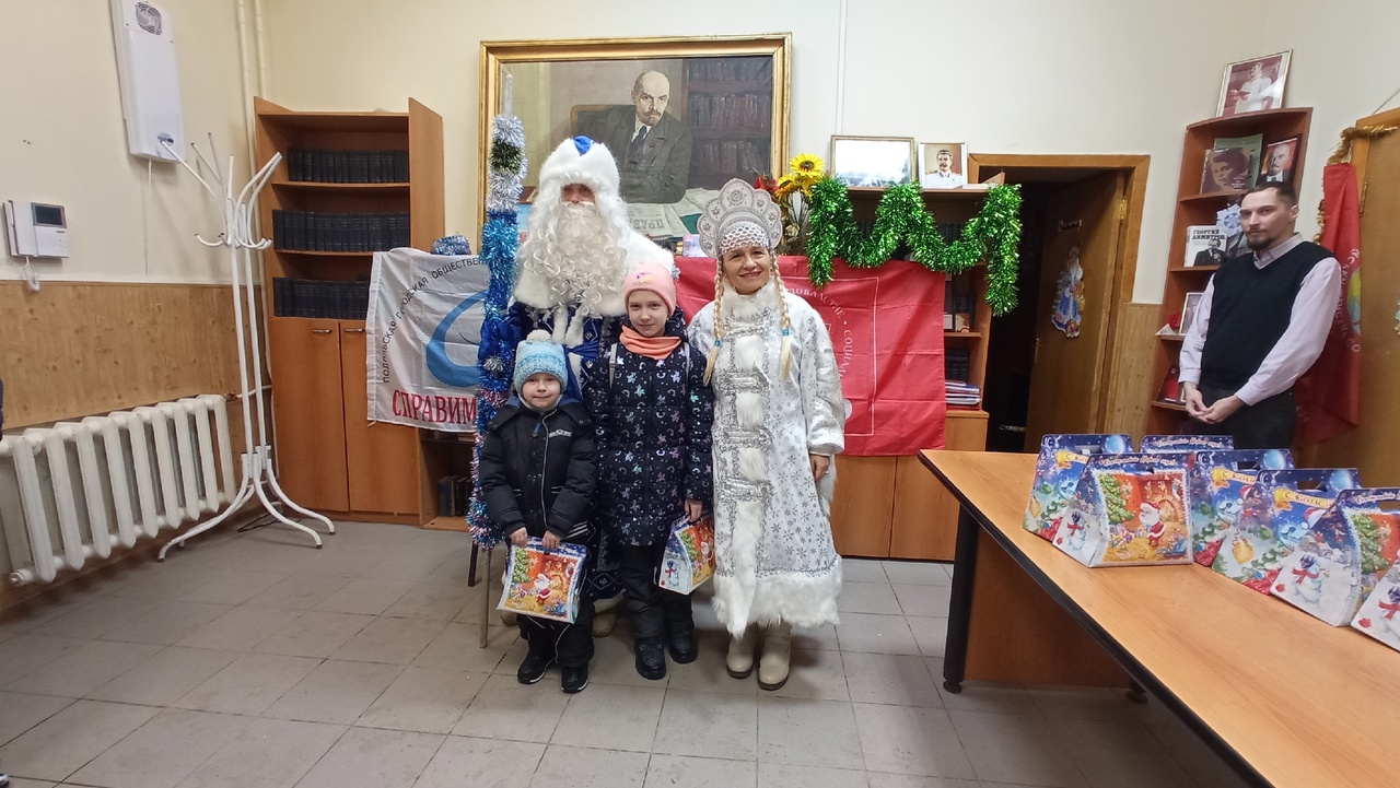 Коммунисты Подольска поздравили детей с наступающим Новым годом