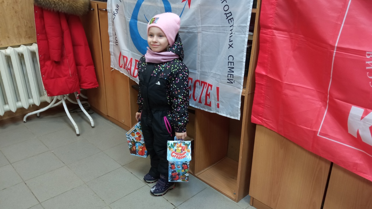 Коммунисты Подольска поздравили детей с наступающим Новым годом