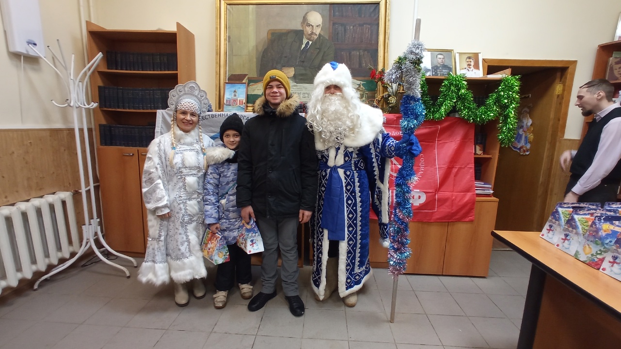 Коммунисты Подольска поздравили детей с наступающим Новым годом