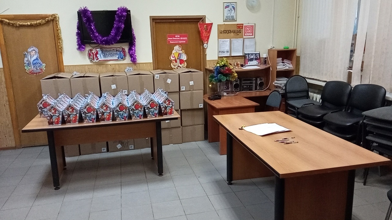 Коммунисты Подольска поздравили детей с наступающим Новым годом
