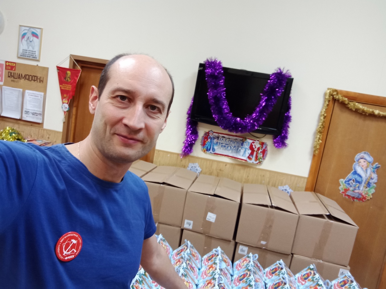 Коммунисты Подольска поздравили детей с наступающим Новым годом