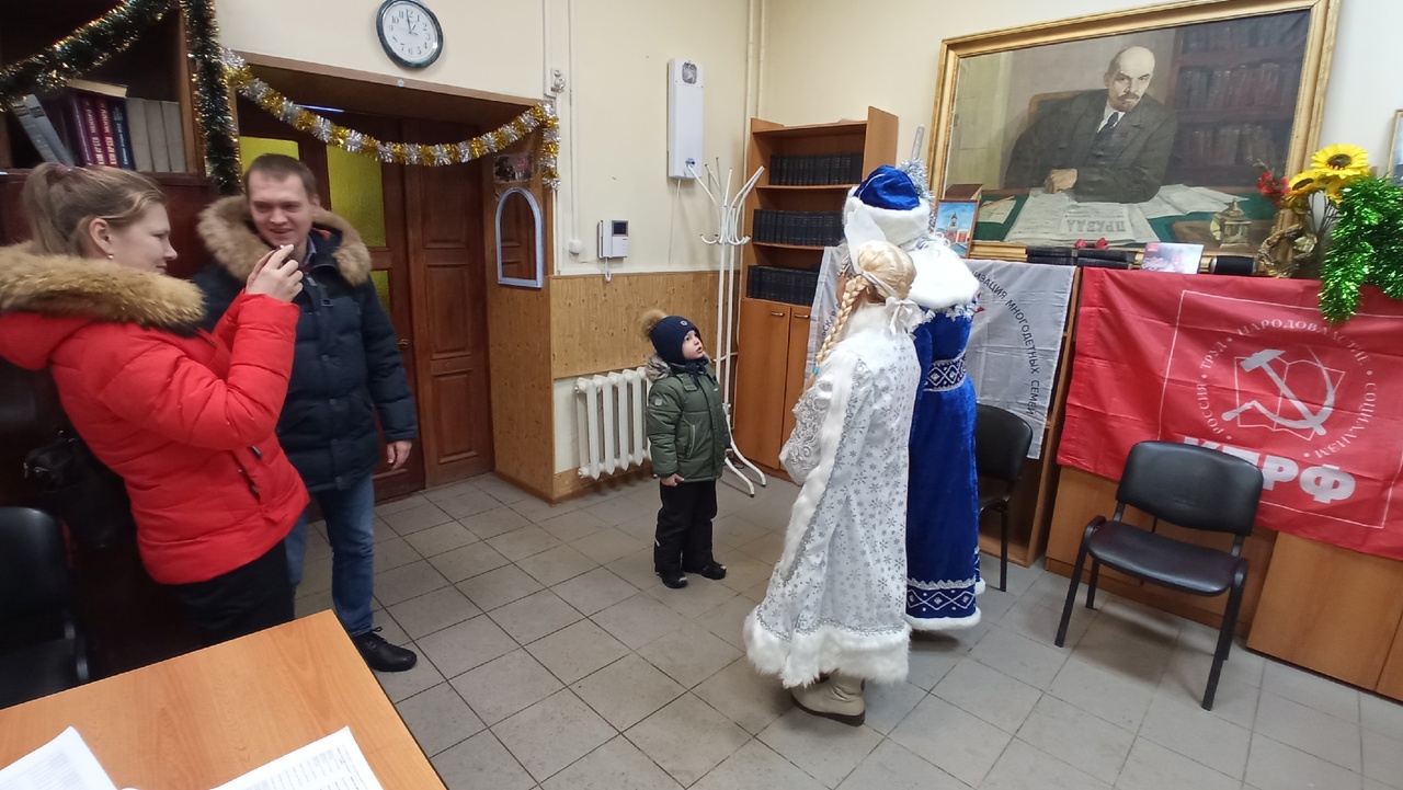 Коммунисты Подольска поздравили детей с наступающим Новым годом
