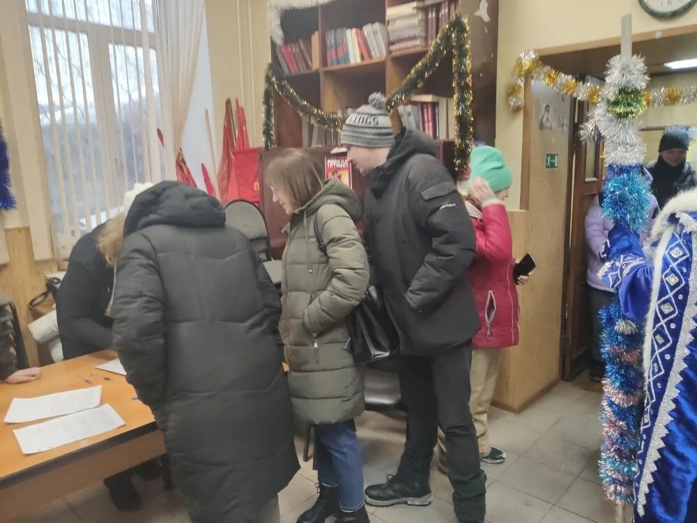Коммунисты Подольска поздравили детей с наступающим Новым годом