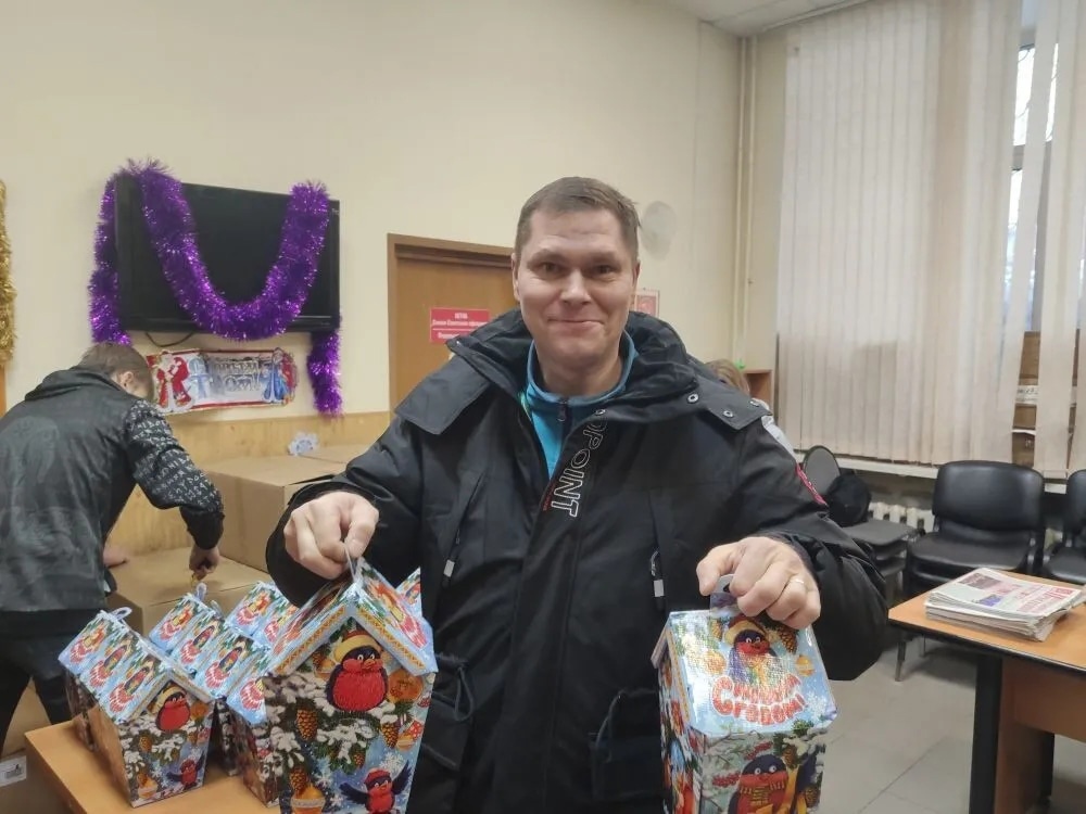 Коммунисты Подольска поздравили детей с наступающим Новым годом