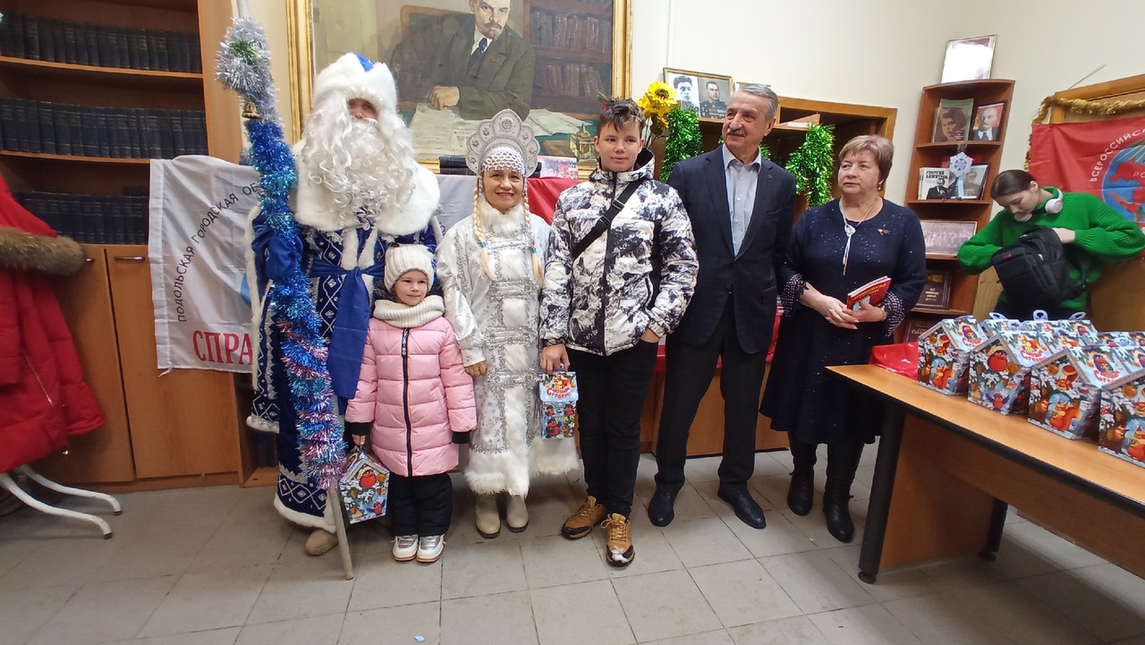 Коммунисты Подольска поздравили детей с наступающим Новым годом