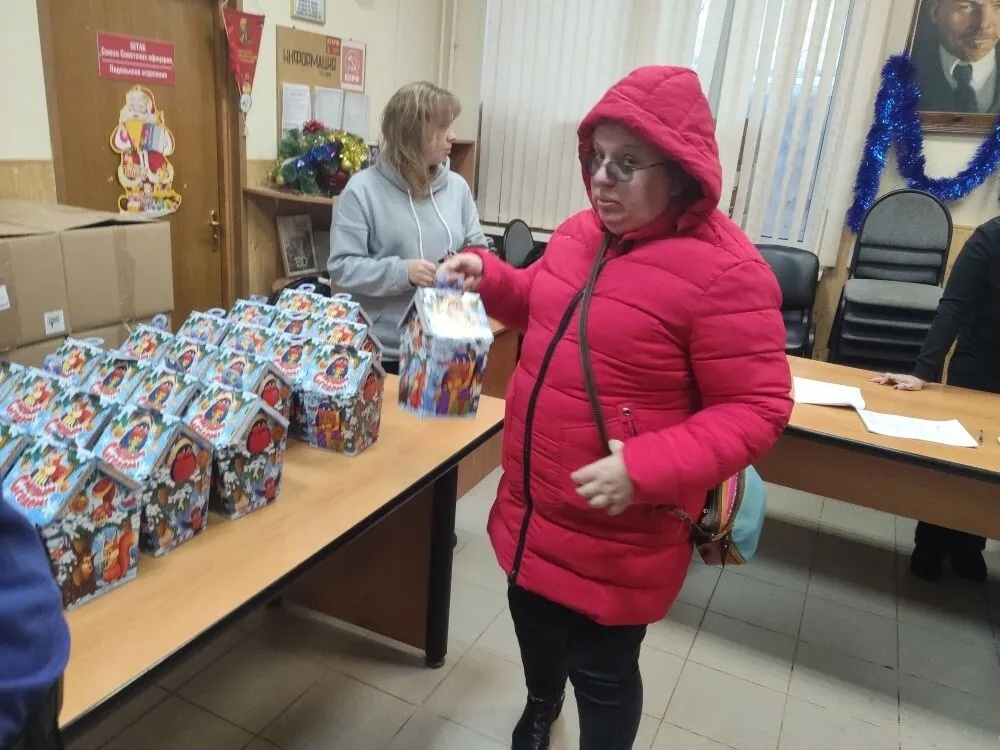 Коммунисты Подольска поздравили детей с наступающим Новым годом