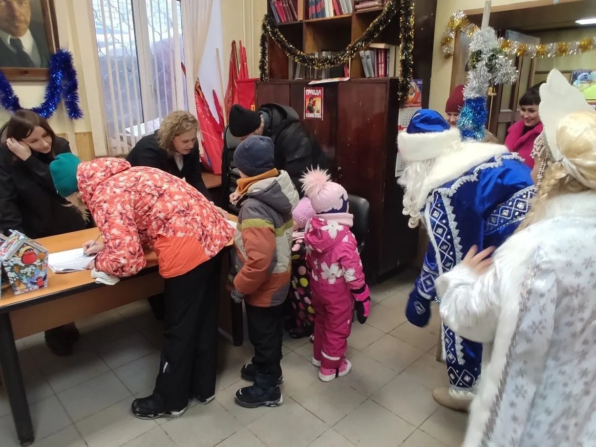 Коммунисты Подольска поздравили детей с наступающим Новым годом