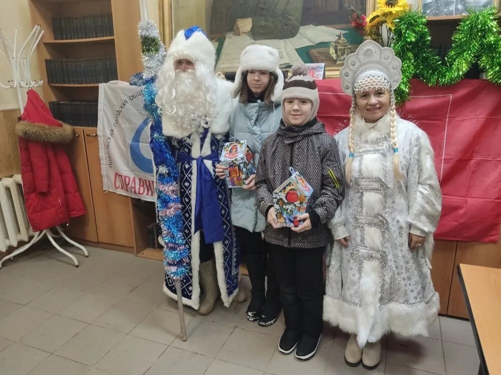 Коммунисты Подольска поздравили детей с наступающим Новым годом