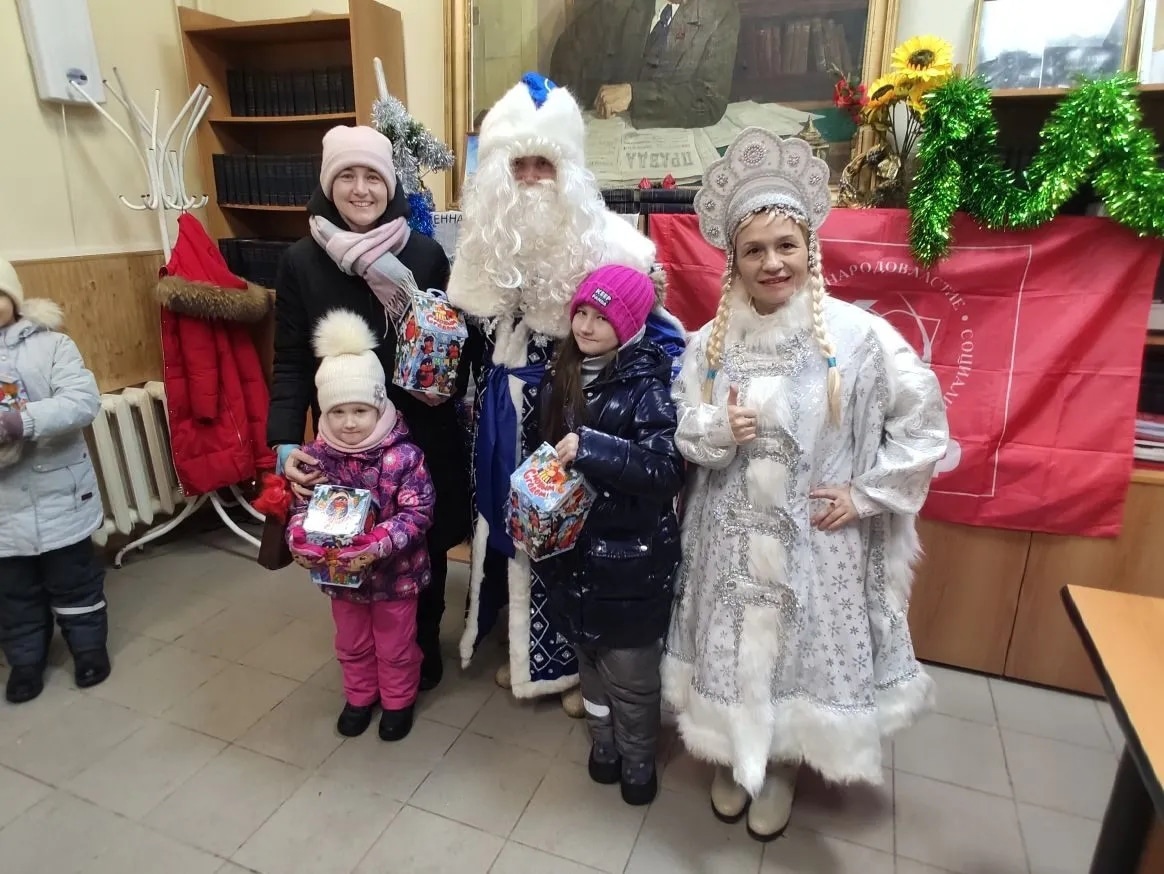 Коммунисты Подольска поздравили детей с наступающим Новым годом