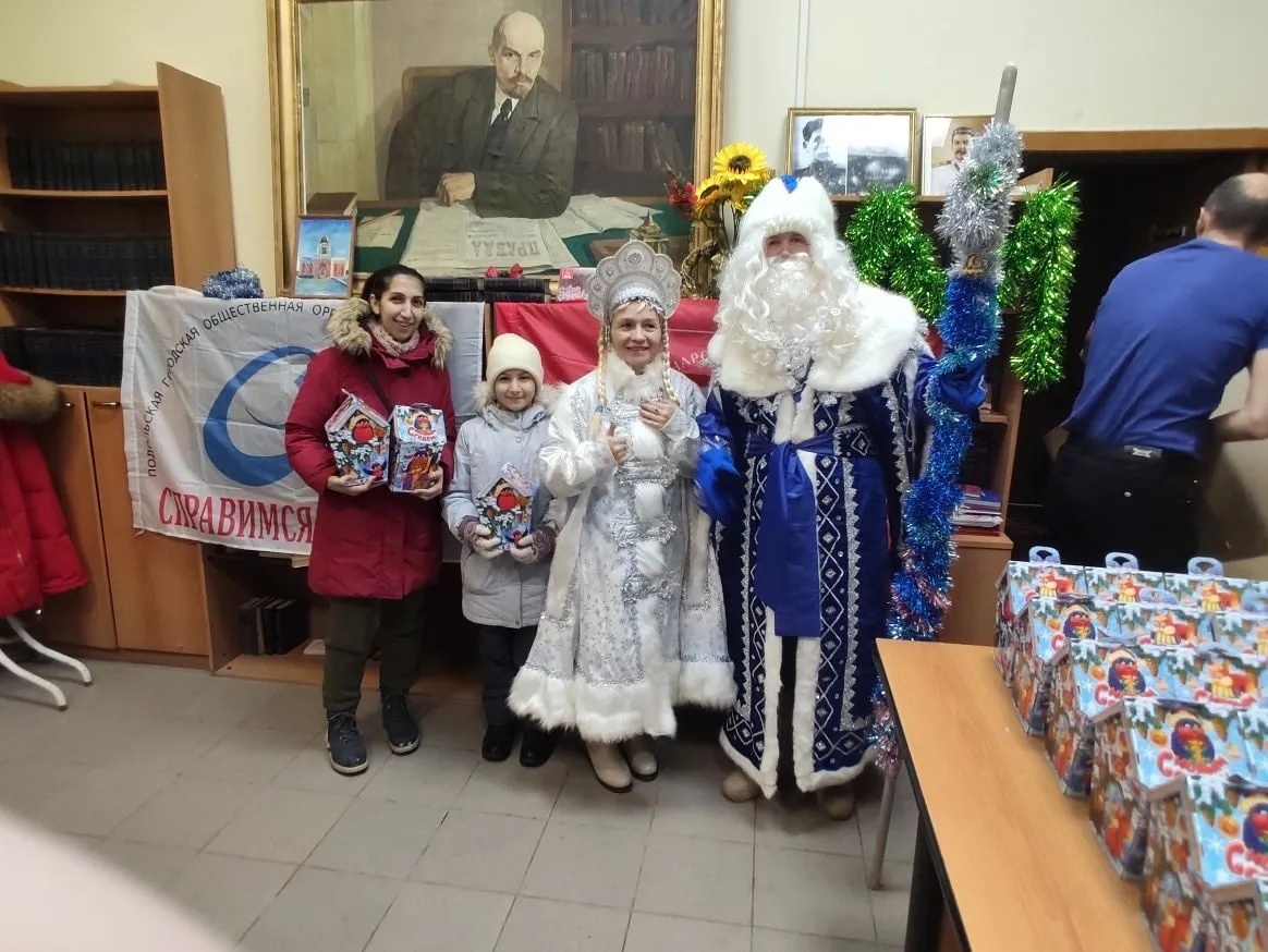 Коммунисты Подольска поздравили детей с наступающим Новым годом