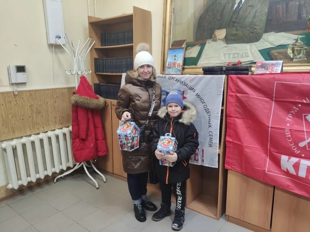 Коммунисты Подольска поздравили детей с наступающим Новым годом