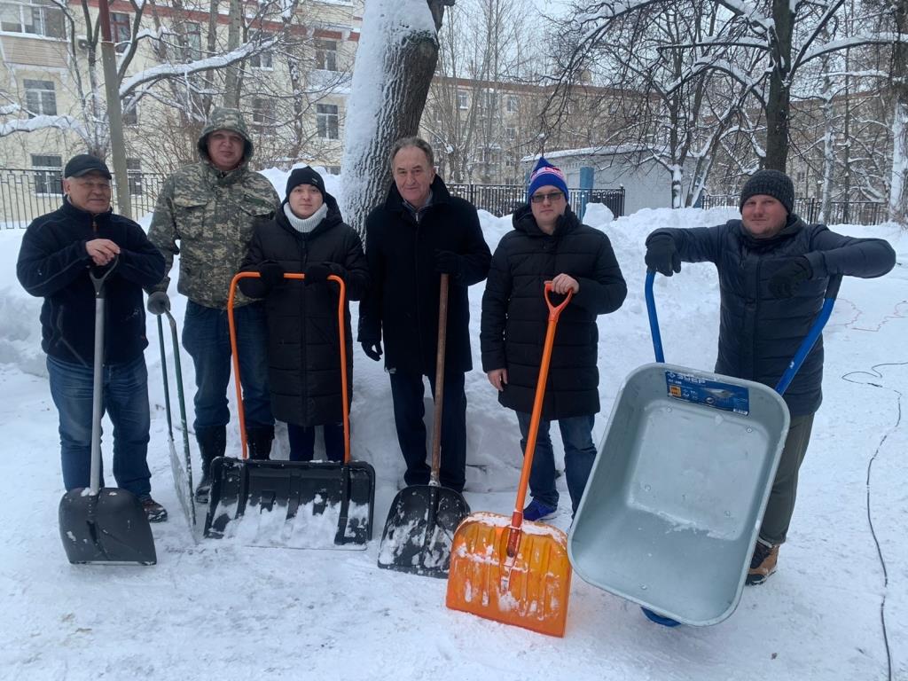 В Подмосковном Обкоме прошел субботник по уборке территории от снегопада