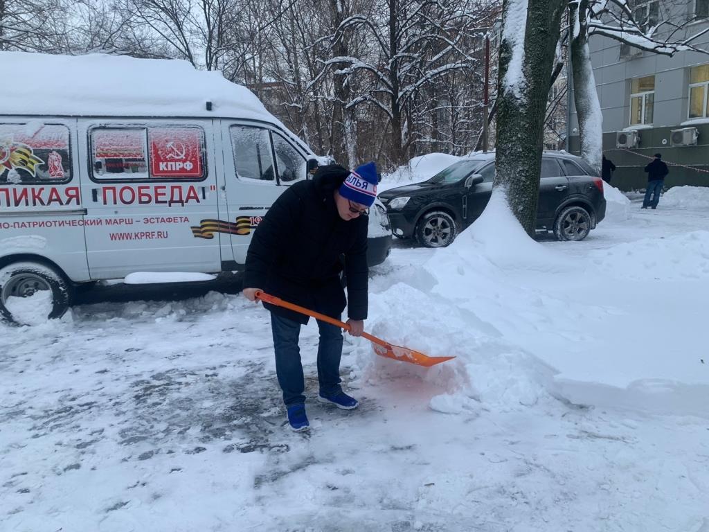 В Подмосковном Обкоме прошел субботник по уборке территории от снегопада