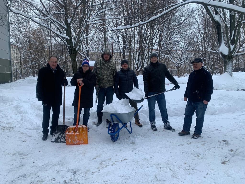 В Подмосковном Обкоме прошел субботник по уборке территории от снегопада