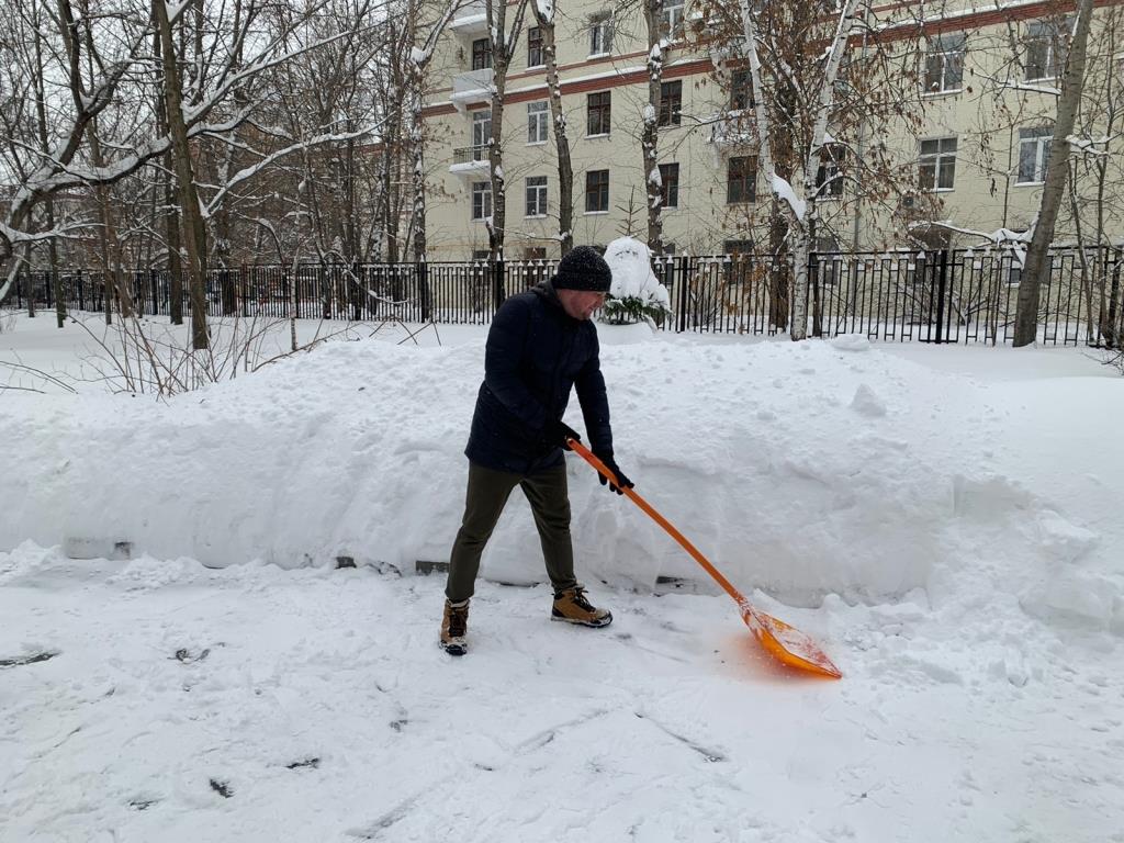В Подмосковном Обкоме прошел субботник по уборке территории от снегопада