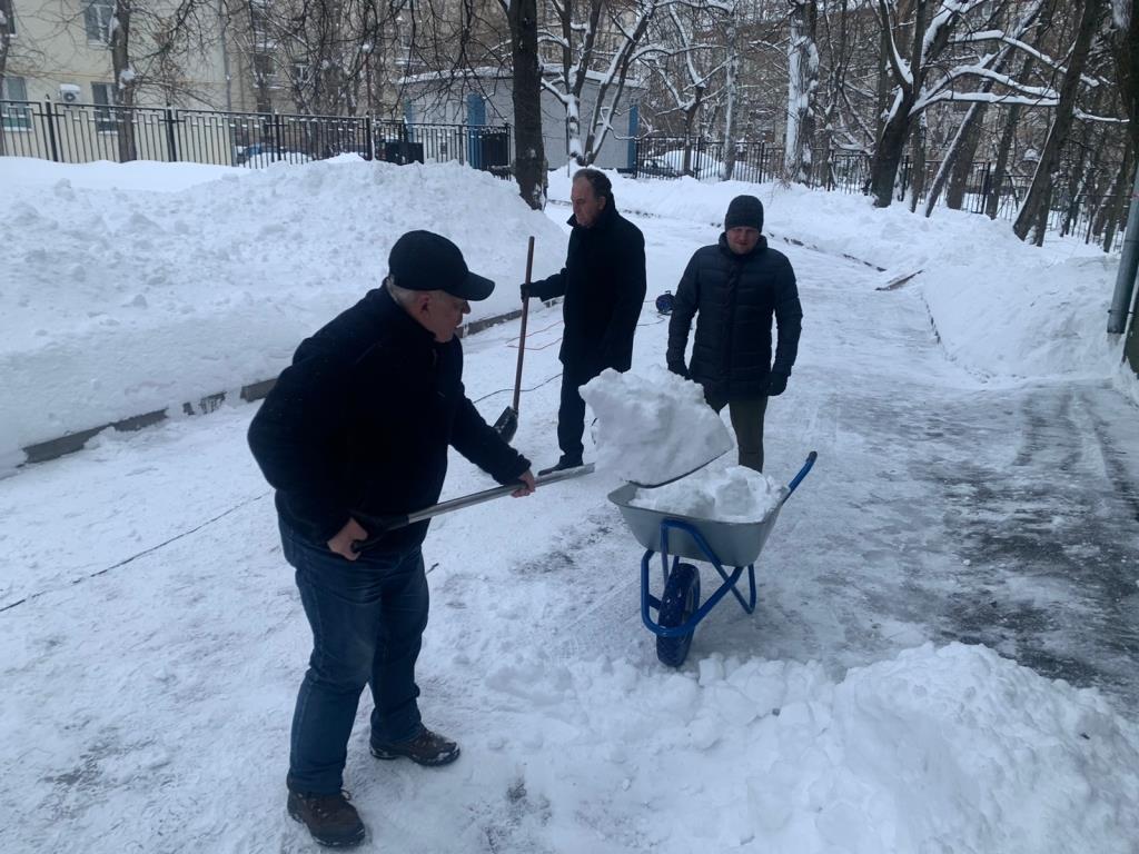 В Подмосковном Обкоме прошел субботник по уборке территории от снегопада