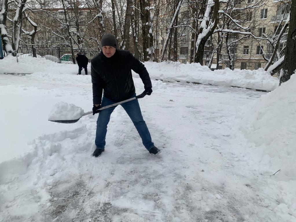 В Подмосковном Обкоме прошел субботник по уборке территории от снегопада