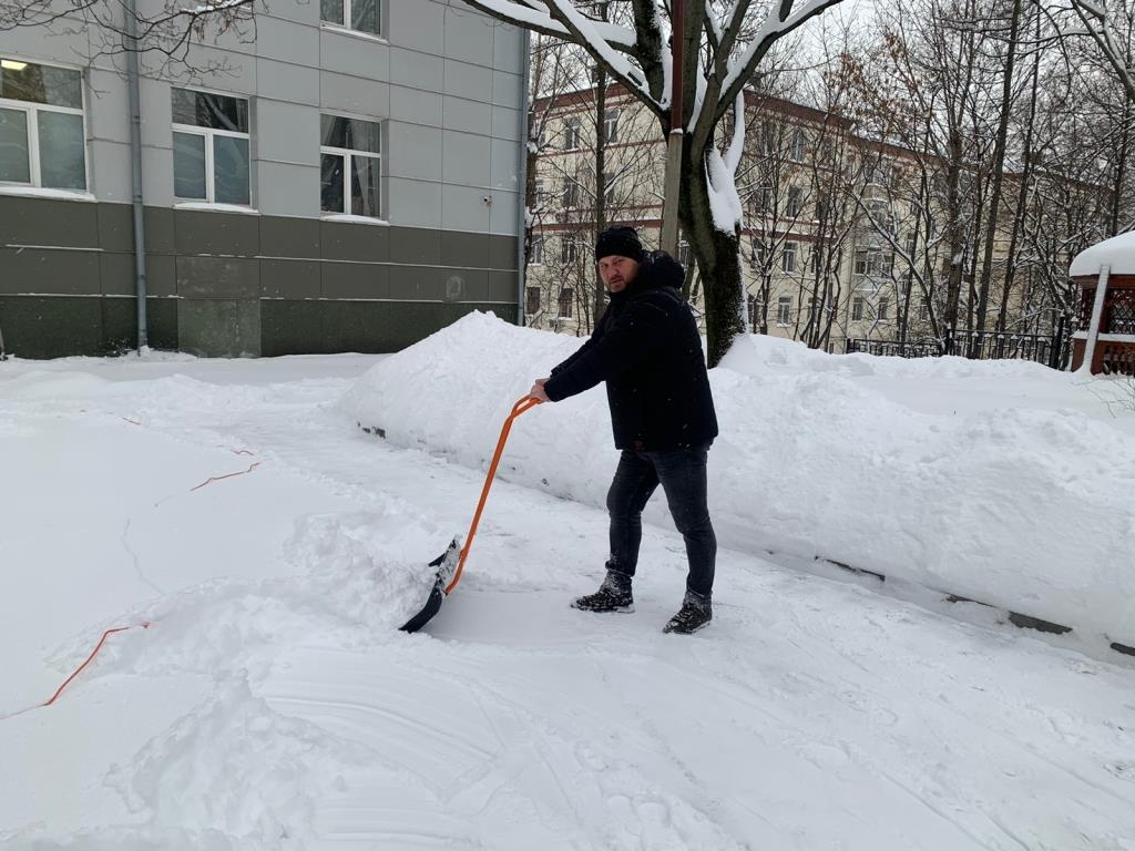 В Подмосковном Обкоме прошел субботник по уборке территории от снегопада