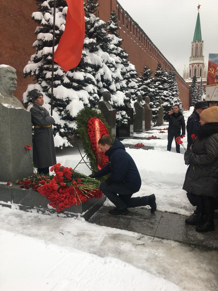 Клинские коммунисты возложили цветы к могиле И.В. Сталина у Кремлевской стены