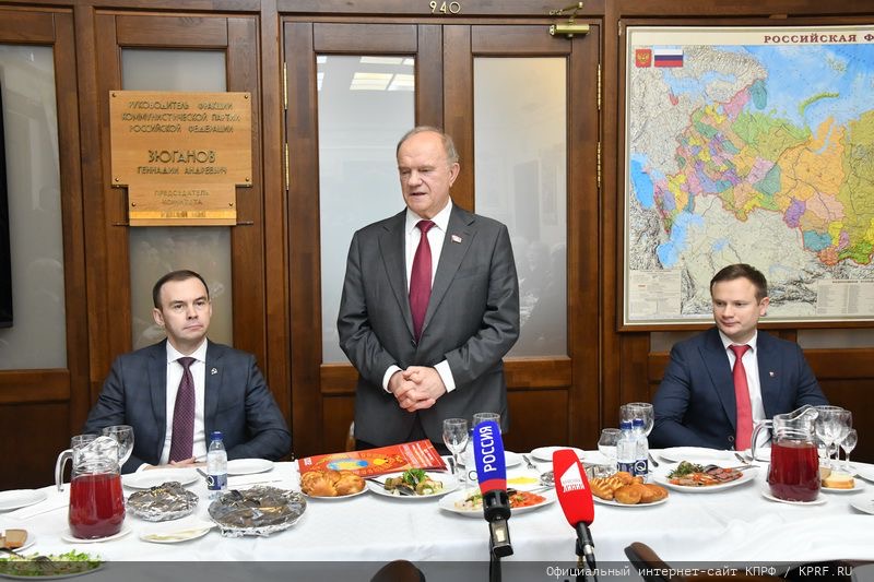 Первый секретарь МК ЛКСМ РФ Александр Корнев был награжден памятной медалью к 100-летию СССР