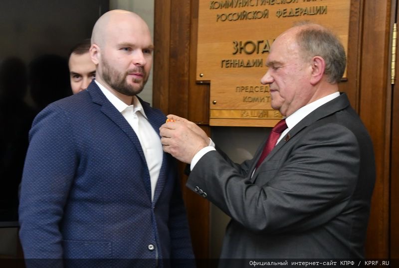 Первый секретарь МК ЛКСМ РФ Александр Корнев был награжден памятной медалью к 100-летию СССР