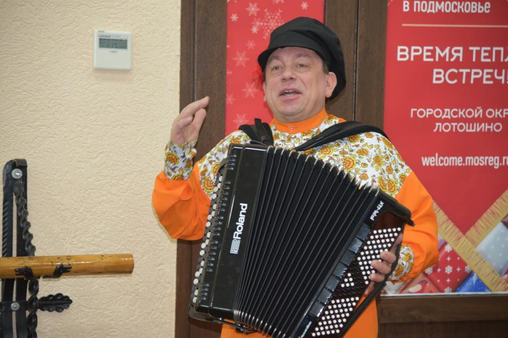 Зампред Мособлдумы, второй секретарь МК КПРФ Константин Черемисов вручил цифровой баян и музыкальное оборудование