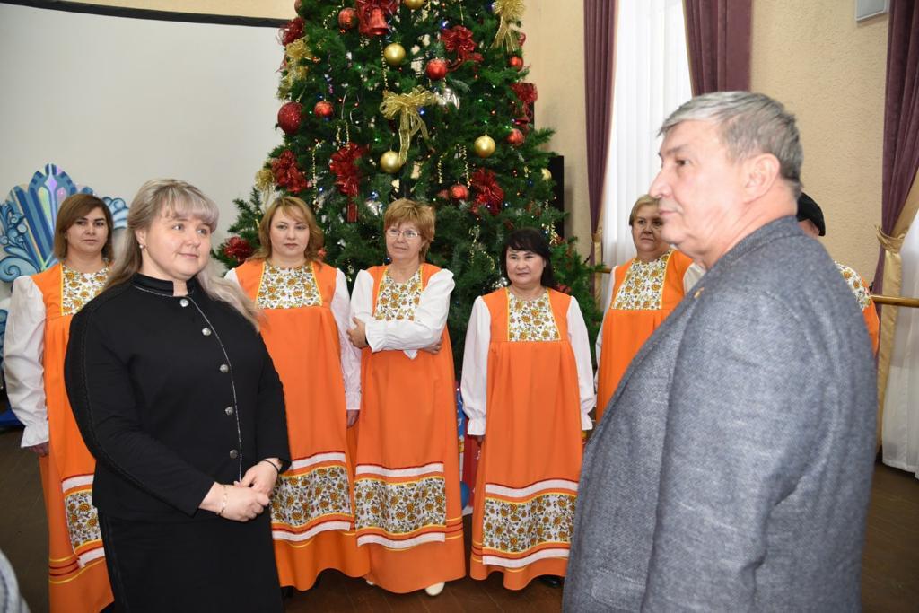 Зампред Мособлдумы, второй секретарь МК КПРФ Константин Черемисов вручил цифровой баян и музыкальное оборудование