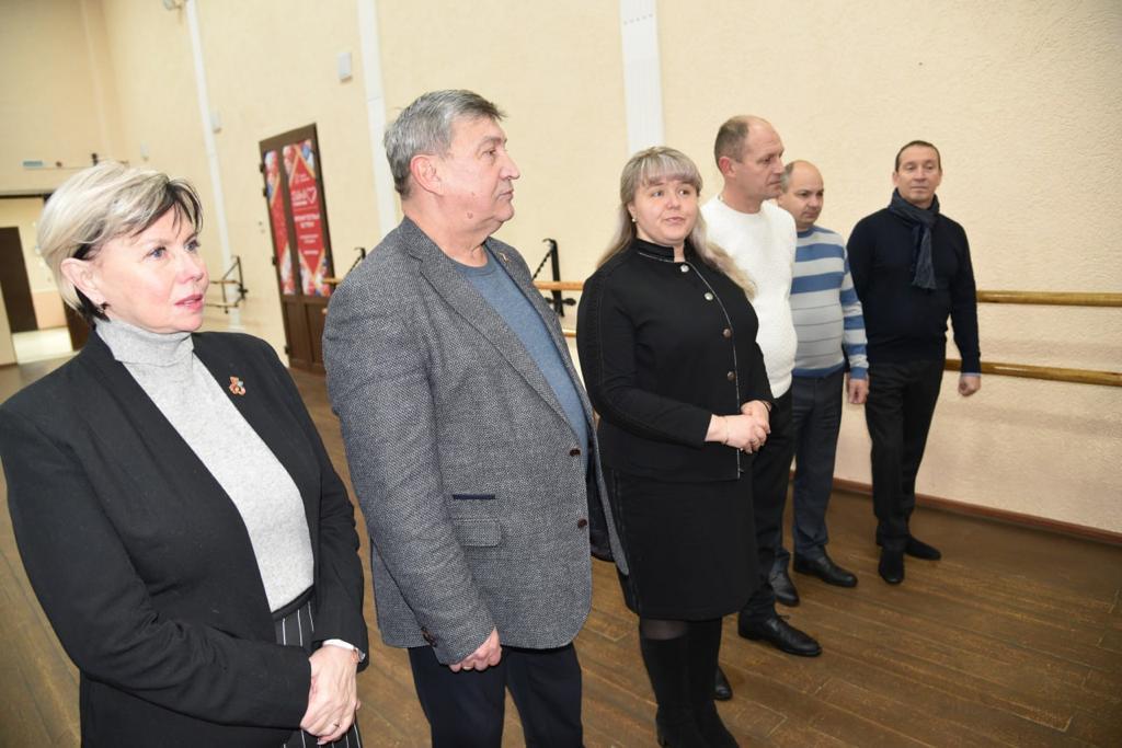 Зампред Мособлдумы, второй секретарь МК КПРФ Константин Черемисов вручил цифровой баян и музыкальное оборудование