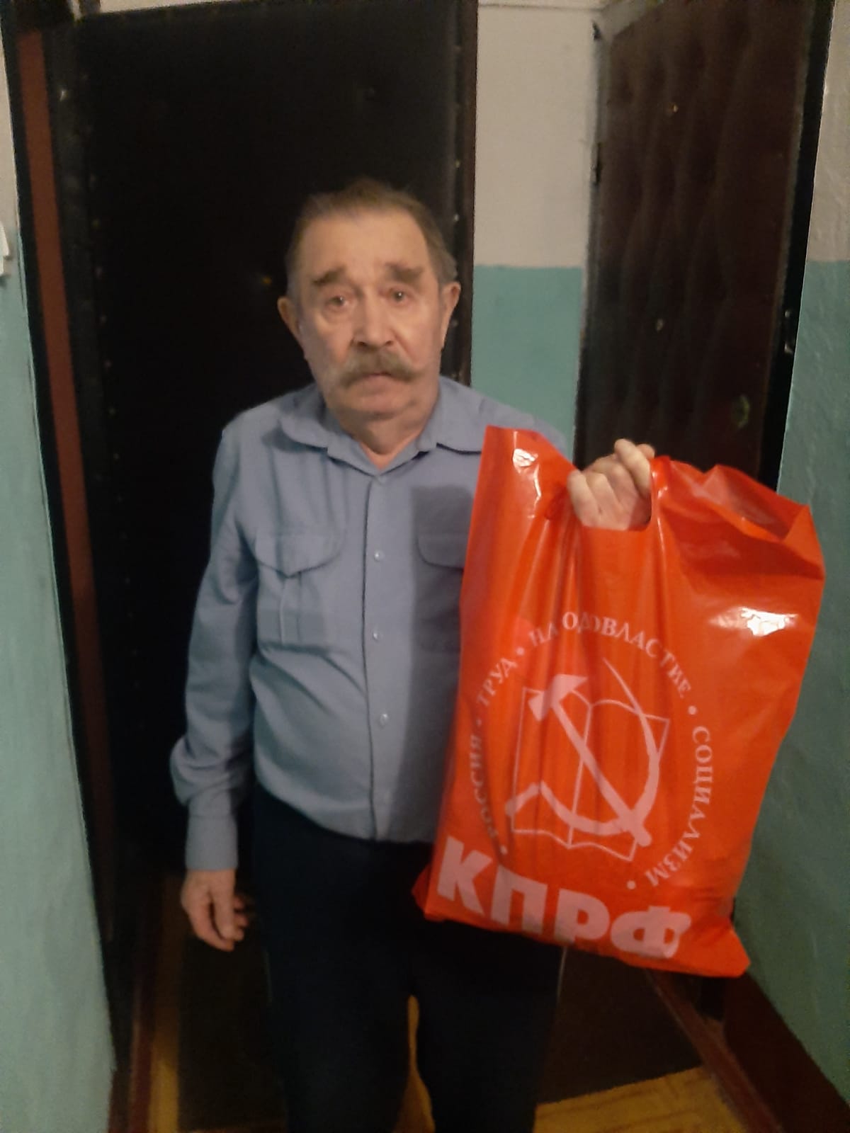 Коммунисты Лобни поздравляют с наступающим Новым годом