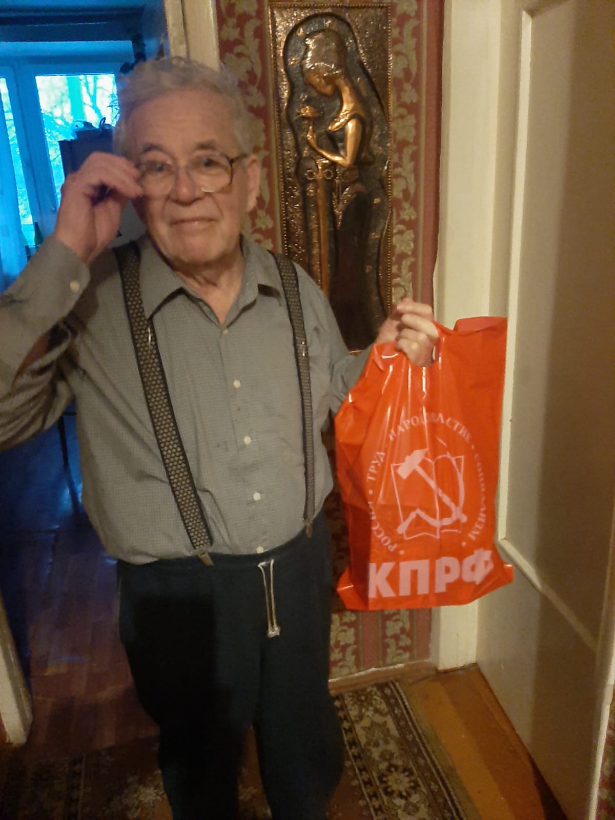 Коммунисты Лобни поздравляют с наступающим Новым годом