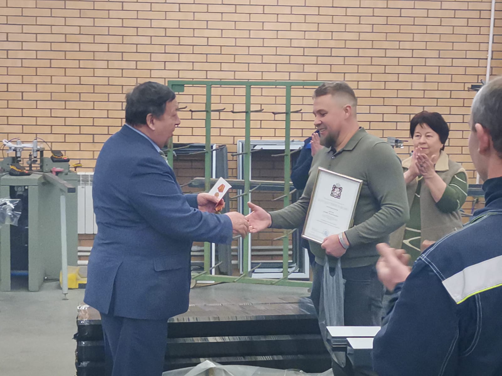 По поручению руководителя фракции КПРФ Мособлдумы Александра Наумова состоялось награждение работников предприятий г.о. Кашира