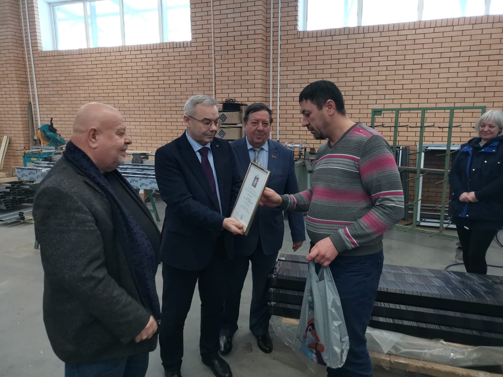 По поручению руководителя фракции КПРФ Мособлдумы Александра Наумова состоялось награждение работников предприятий г.о. Кашира