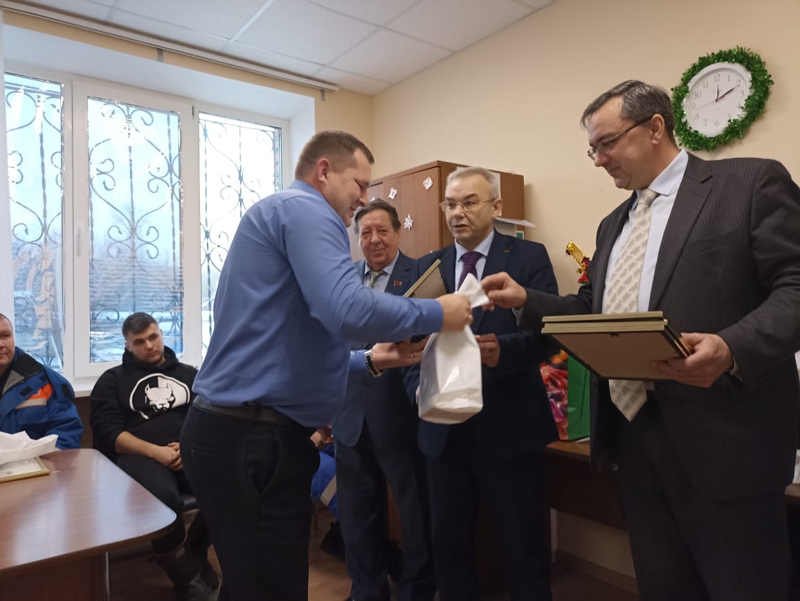 По поручению руководителя фракции КПРФ Мособлдумы Александра Наумова состоялось награждение работников предприятий г.о. Кашира