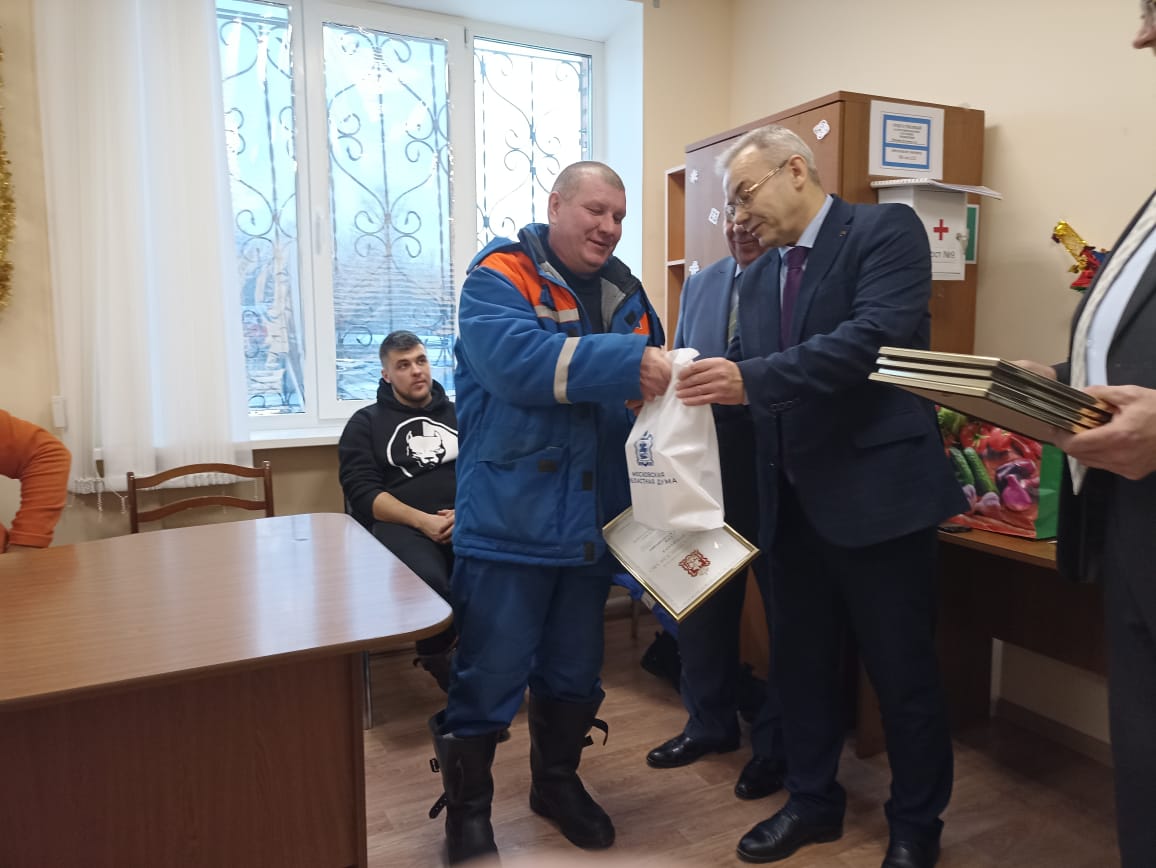 По поручению руководителя фракции КПРФ Мособлдумы Александра Наумова состоялось награждение работников предприятий г.о. Кашира