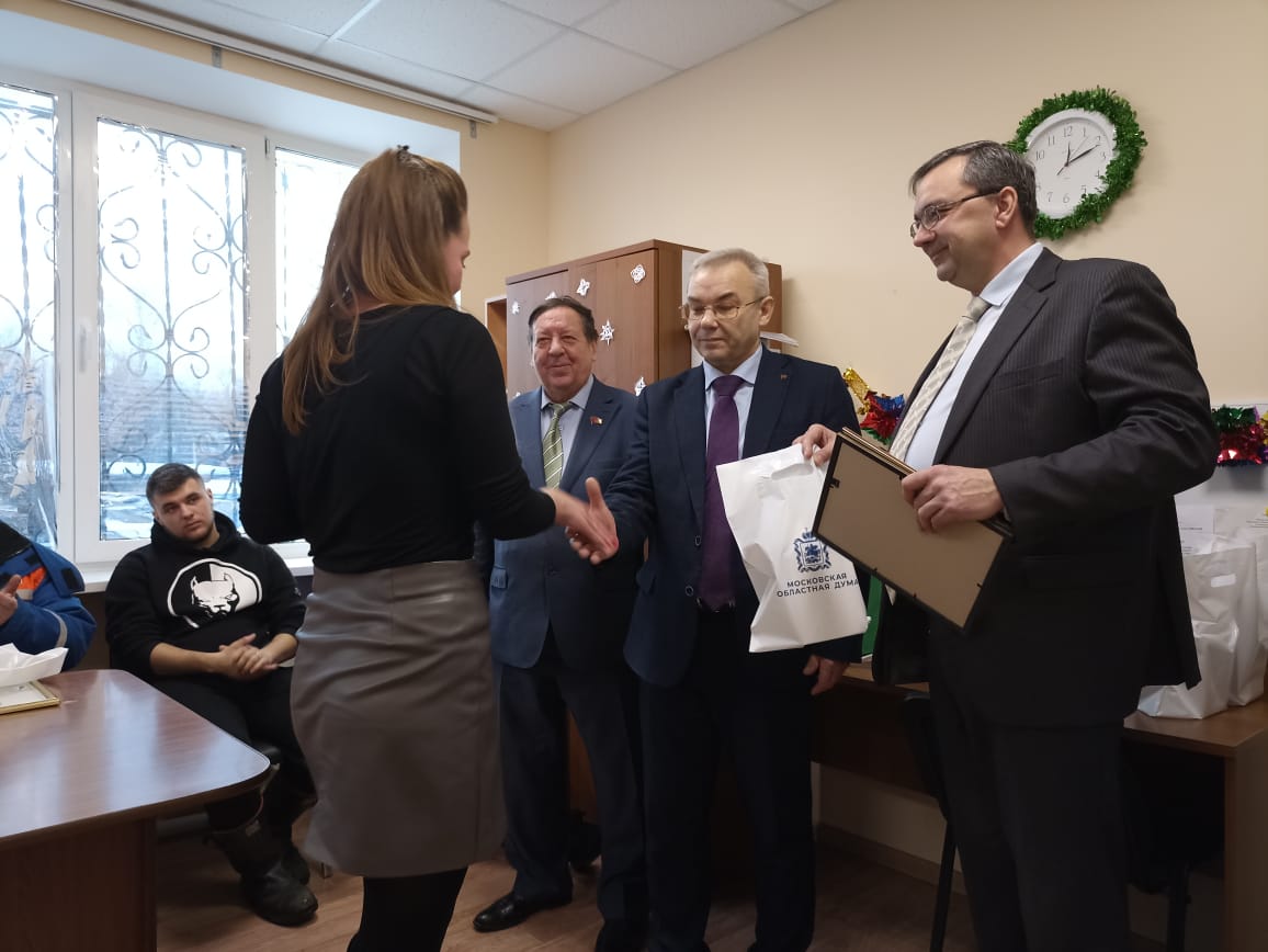 По поручению руководителя фракции КПРФ Мособлдумы Александра Наумова состоялось награждение работников предприятий г.о. Кашира