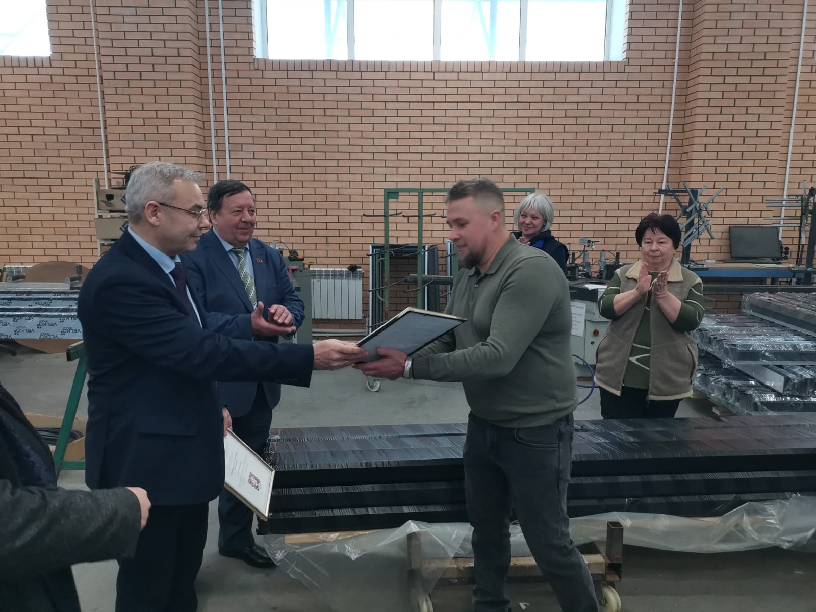 По поручению руководителя фракции КПРФ Мособлдумы Александра Наумова состоялось награждение работников предприятий г.о. Кашира